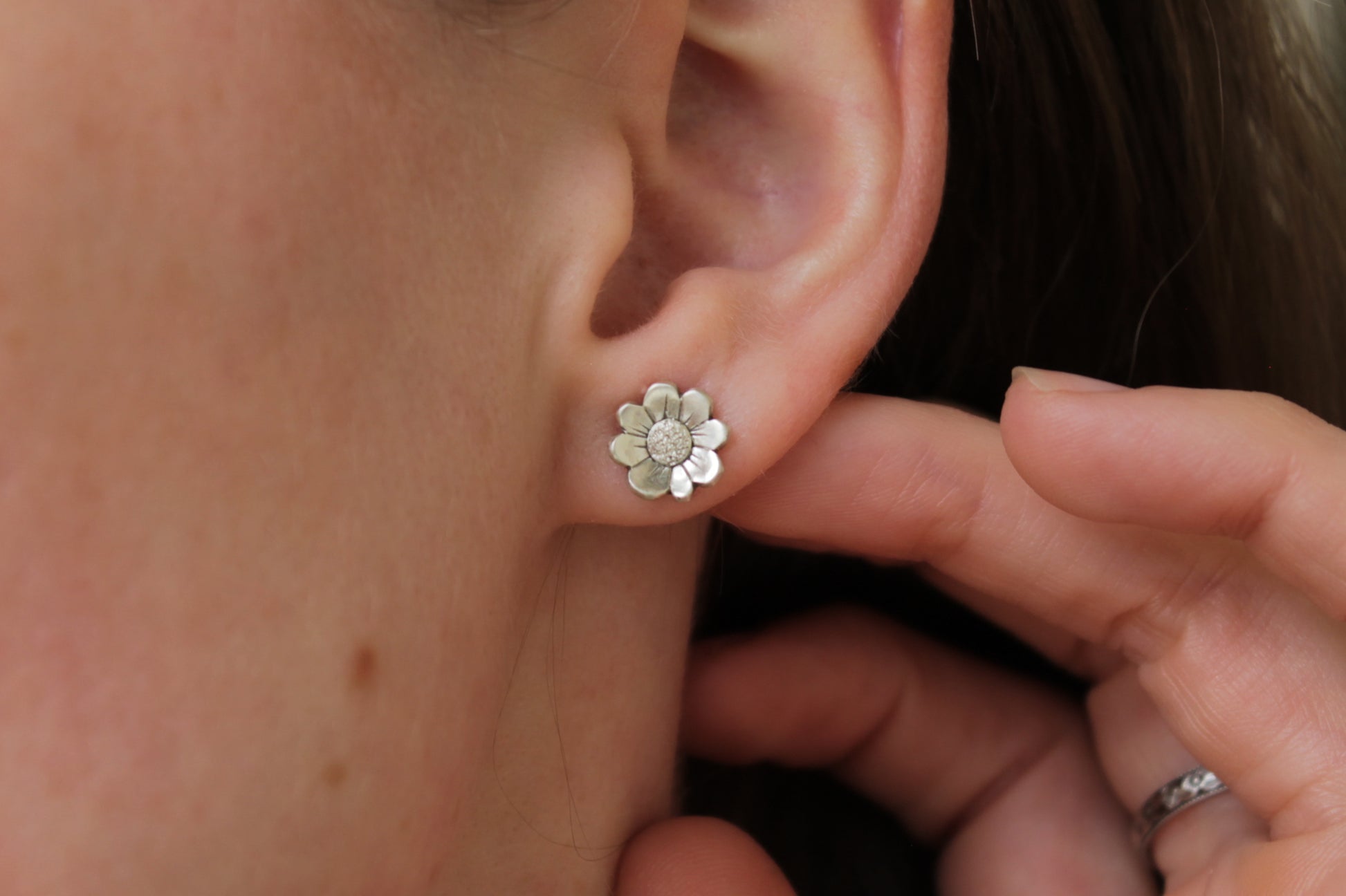 daisy stud earrings, handmade sterling silver jewelry, floral stud earrings, nature-inspired earrings, eco-friendly jewelry, sustainable jewelry, handcrafted earrings, sterling silver studs, daisy earrings, artisan jewelry, flower stud earrings, recycled silver earrings, minimalist floral earrings, eco-conscious jewelry, boho earrings, nature jewelry, ethical jewelry, small floral studs, delicate earrings, dainty stud earrings